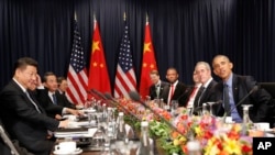 在秘鲁参加亚太峰会的美国总统奥巴马和中国主席习近平以及双方代表团举行会谈(2016年11月19日)