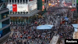 民主派抗议者堵住香港旺角购物区的一处主要路口。(2014年10月4日)