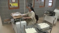 修女为教宗弥撒烘制十万祭饼 修女为教宗弥撒烘制十万祭饼