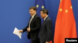 欧盟贸易专员东布罗夫斯基斯和中国副总理何立峰在北京共同举行记者会。(2023年9月25日)