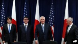 从左至右:日本防相小野寺五典、日本外相河野太郎、美国国务卿蒂勒森和美国防长马蒂斯在美国国务院举行的安全磋商委员会会议开始之前合影。(2017年8月17日)