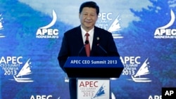 2013年10月7日,中国国家主席习近平在APEC工商领导人峰会上发表讲话。