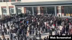 2025年1月6日,中国陕西蒲城参与示威的学生和民众与警察发生冲突。(网络视频截图)