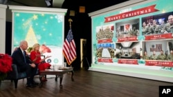 美国总统拜登和第一夫人吉尔·拜登在白宫与全球各地的美军人员视频通话,祝愿大家圣诞节快乐(2021年12月25日)