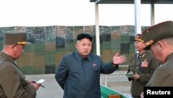 朝鲜领导人金正恩和军人谈话(2014年8月)