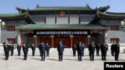 习近平带领中共领导人在北京中南海园内为新冠死难者举行默哀。(2020年4月4日)