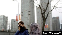 北京人看到了“APEC蓝”之后,雾霾在APEC峰会结束之际又无声地潜回京城。(2014年11月11日)