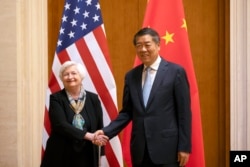 资料照:2023年7月8日,中国副总理何立峰在钓鱼台国宾馆与来访的美国财政部长耶伦握手。
