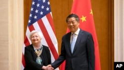 中国国务院副总理何立峰会晤到访的美国财政部长耶伦。(2023年7月8日)