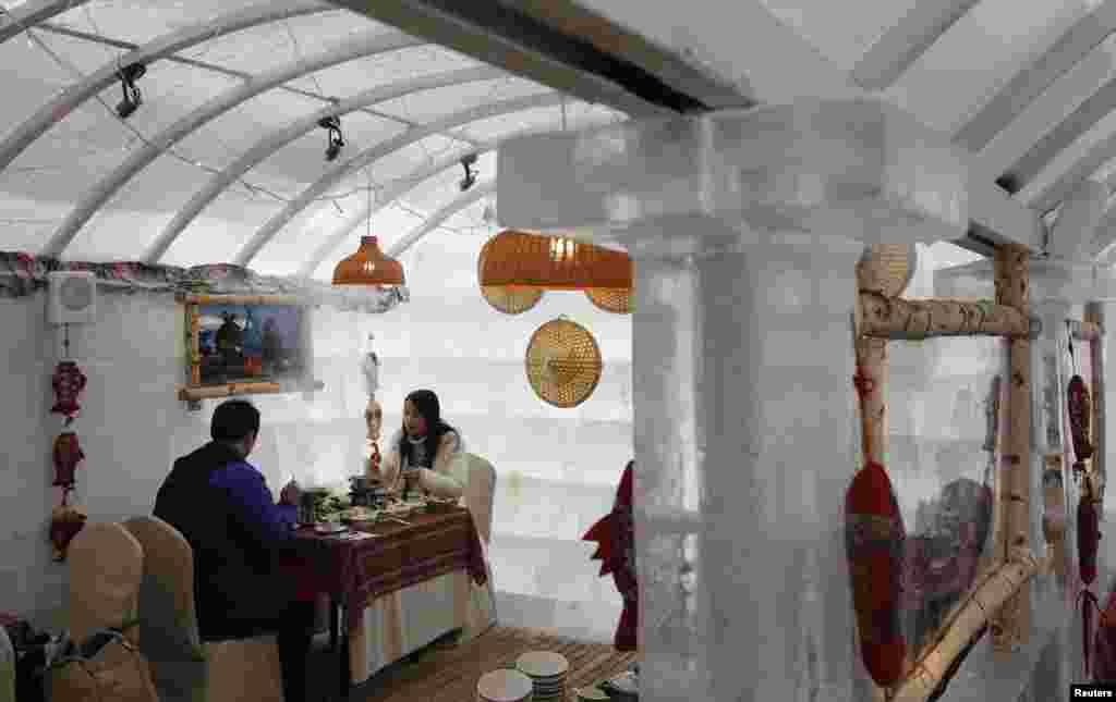 在黑龙江哈尔滨的香格里拉酒店的冰宫餐厅里,有人在吃热狗(2014年1月6日)