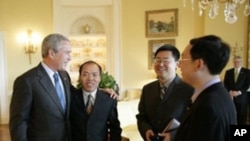美国前总统小布什2006年在白宫会晤中国基督徒李柏光,王怡和余杰(从左至右)