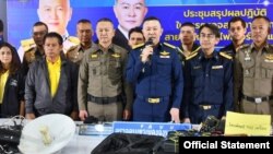 ထိုင်းရဲချုပ် နထဖုန်း ပိုစွန်ထုန်း က ဒီဇင်ဘာလ၂ရက်နေ့က ပြုလုပ်တဲ့ သတင်းစာရှင်းလင်းပွဲ။
Credit to Tak Immigration.