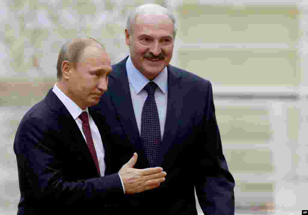 Tổng thống Belarus Alexander Lukashenko chào đón Tổng thống Nga Vladimir Putin đến Minsk, ngày 11/2/2015.