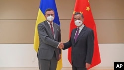 Міністр закордонних справ України Дмитро Кулеба під час зустрічі із главою МЗС Китаю Ванг Ї у вересні 2022 року. Фото: Li Rui/Xinhua via AP