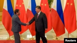 中国国家主席习近平在北京人民大会堂与来访的菲律宾总统杜特尔特握手。(2017年5月15日)