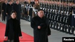 朝鲜领导人金正恩与夫人1月7日启程访问中国前检阅仪仗队 (朝中社照片)