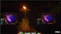 世大运圣火2017年8月19日在台北田径场内点燃 (美国之音黎堡拍摄)