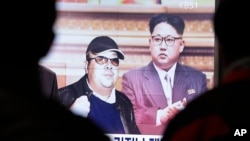 韩国首尔火车站的电视屏幕显示朝鲜领导人金正恩及其长兄金正男(左)的照片(2017年2月14日)