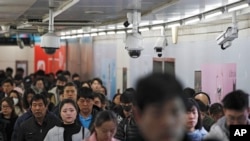 北京两座地铁站之间的通道中安装的监控镜头(2019年2月26日)