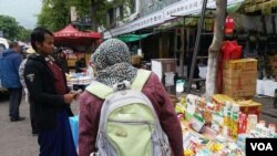 云南大理三月街集市上,缅甸罗兴亚人(左)正在出摊。(美国之音朱诺拍摄,2017年4月29日)