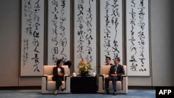 2023 年 8 月 30 日,美国商务部长吉娜·雷蒙多(左)在上海会见上海市委书记陈吉宁。