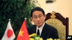 2016年5月6日,日本外相岸田文雄在河内与越南外长范平明会晤后在记者会上。