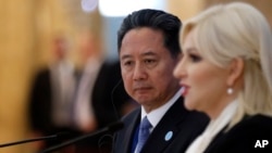 中国交通部长李小鹏在中国和16中东欧国家会议之后和塞尔维亚建设部长米哈伊洛维奇在记者会上。(2018年10月16日)