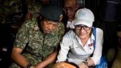 “The Lady” ဇာတ်ကားမင်းသမီး Michelle Yeoh ဘင်္ဂလားဒေ့ရှ်မှာ ဒုက္ခသည်တွေနဲ့တွေ့ဆုံ “The Lady” ဇာတ်ကားမင်းသမီး Michelle Yeoh ဘင်္ဂလားဒေ့ရှ်မှာ ဒုက္ခသည်တွေနဲ့တွေ့ဆုံ
