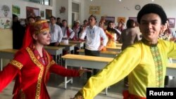 中国组织外国记者参观新疆喀什再教育训练中心的一个课堂时观看居民跳新疆舞。(2019年1月4日)