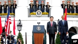 在白宫欢迎习近平的仪式上演奏两国国歌的时候,美国总统奥巴马和中国国家主席习近平立正聆听(2015年9月25日)