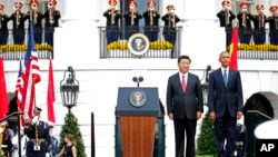 在白宫欢迎习近平的仪式上演奏两国国歌的时候,美国总统奥巴马和中国国家主席习近平立正聆听(2015年9月25日)
