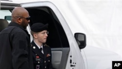 美国陆军一等兵曼宁被押送至米德堡的军事法庭,听候量刑宣判。(2013年8月21日)