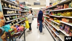 资料照片:美国民众在加利福尼亚州一家零售店购买食品。(2024年1月19日日)