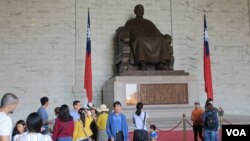 台湾中正纪念堂内的蒋介石铜像 (美国之音张永泰拍摄)