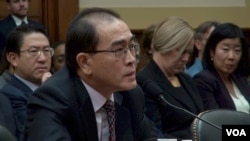 前朝鲜外交官太永浩出席美众院外委会听证会 (美国之音记者张伟拍摄)