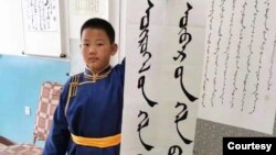 8月20日,内蒙古一名小学生手持“外语是工具,母语是灵魂”的标语,抗议当地教育部门将以汉语替代蒙语的“双语教学”计划。(照片由SMHRIC提供)