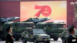 资料照片:中国在国庆阅兵中展示的东风-17型巡航导弹(2019年10月1日)