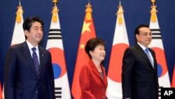 2015年11月1日,韩国总统朴槿惠(中)与日本首相安倍晋三(左)与中国总理李克强在韩国首尔举行了三方首脑会议。