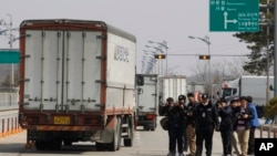 2013年4月3日,前往开城的韩国车辆被朝鲜拒绝入境后返回板门店附近韩国坡州的海关移民检疫关口