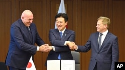 英国、日本和意大利三国防长2023年12月14日在东京签约共同开发先进战斗机。(美联社)