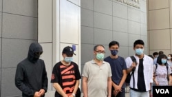 部份被拘留深圳港人家属9月21日到香港警察总部报案(左起)邓棨然弟弟邓先生、李子贤父亲李先生、郑子豪父亲郑先生、民主派立法会议员朱凯迪、本土派社运人士邹家成。 (美国之音/汤惠芸)