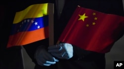 委内瑞拉国旗和中国国旗(美联社)
