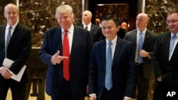 美国当选总统川普和中国阿里巴巴集团董事局主席马云在纽约举行会晤后走向记者(2017年1月9日)