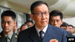 中国国防部长董军2024年5月31日在新加坡出席香格里拉对话会期间前往会谈地点与美国国防部长劳埃德·奥斯汀会晤。(法新社)