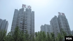 重庆的公寓楼,薄熙来通过修建低收入家庭住宅收买人心。据说陈元领导的银行为重庆提供了大量贷款,卷入了薄熙来夺位之争(美国之音张楠拍摄)