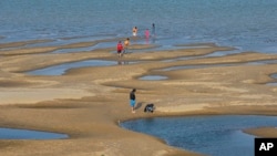 泰国东北地区湄公河沙洲上的游客。(2019年12月4日)