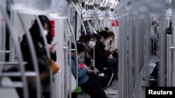 2020年2月10日早上,上海市民戴着口罩乘坐地铁去上班。
