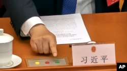 中国国家主席习近平在全国人大会议就港版国安法投票时伸手按赞成键。(2020年5月28日)
