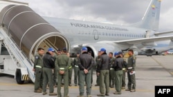 Chiếc máy bay chở những người di cư Colombia về nước.