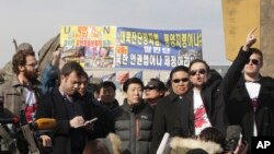 “人权基金会”主席托尔•哈佛森(右二)在记者会上讲话,脱北者、“自由朝鲜斗士”组织主席朴尚赫(中)在一旁聆听。